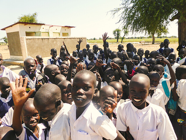 Fröhliche Kinder aus unserer Schule im Südsudan.