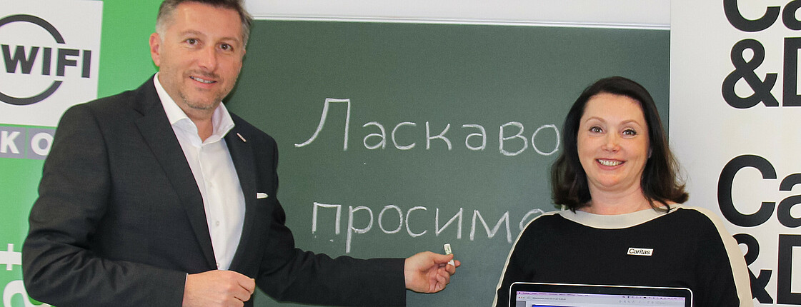 Balaskovics und Schermann mit Laptop vor Tafel