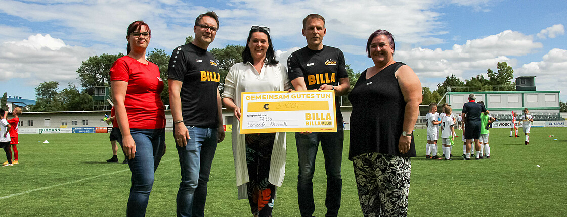 Spenden Übergabe BILLA Cup mit Vertriebsdirektor und Vertriebsleiter und Caritas Direktorin Melanie Balaskovics 