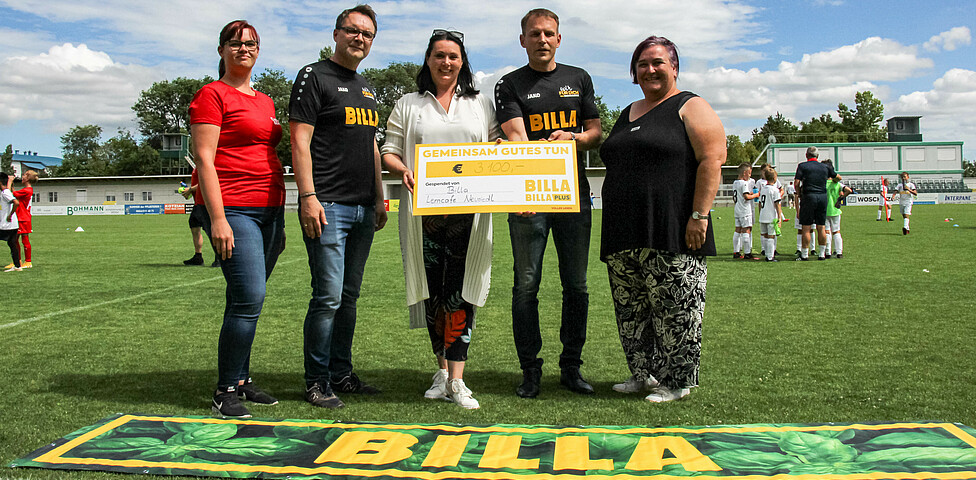 Spenden Übergabe BILLA Cup mit Vertriebsdirektor und Vertriebsleiter und Caritas Direktorin Melanie Balaskovics 