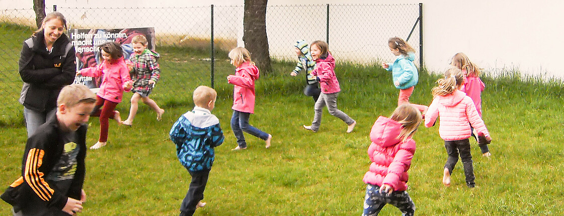 Kinder laufen im Garten im Kindergarten Unterfrauenhaid