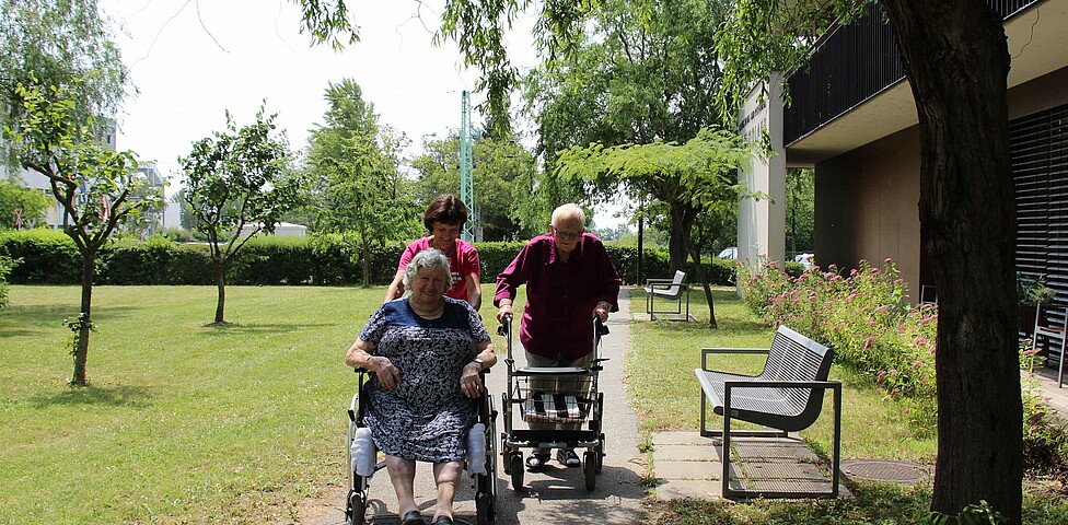 Bewohnerinnen spazieren im Garten im Caritas Haus St. Nikolaus in Neusiedl am See