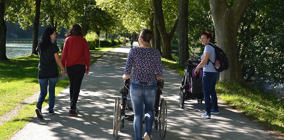 Die Caritas Betreuerinnen gehen mit den Tagesgästen vom Caritas Tageszentrum Dt. Tschantschendorf spazieren